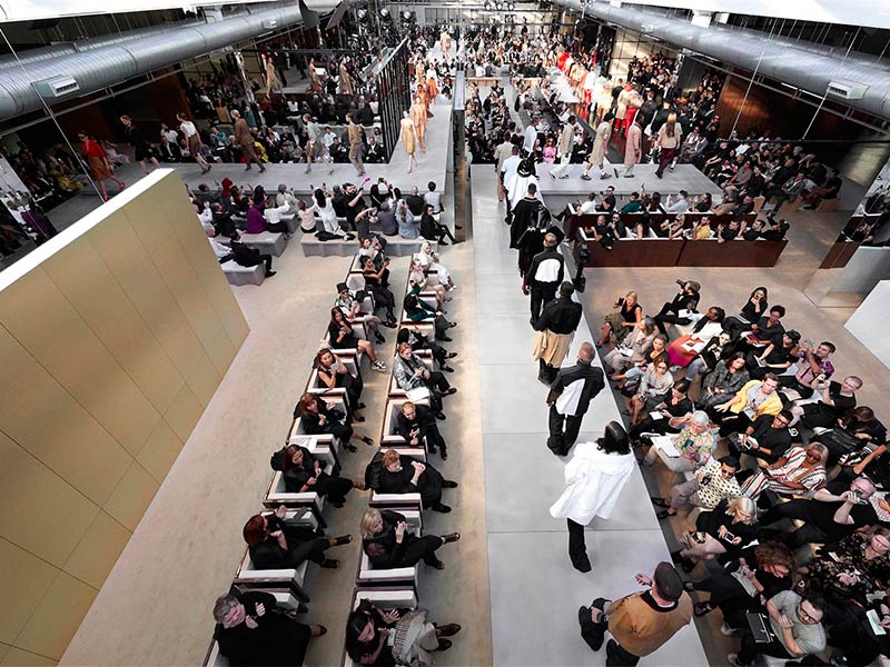 مجموعة Ricardo Tisci الأولى لدار Burberry... تصاميم راقية بلمسة جريئة